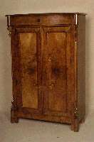 Vertiko, deutsch, um 1860, Korpus Weichholz, Nußbaumfurnier, z.T. gespiegelt, leicht geschwungen, Seiten abgeflacht, mit aufgesetzten ...