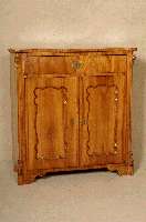 Halbschrank, deutsch, um 1860, Korpus Weichholz, Kirschbaumfurnier, z.T. gespiegelt, sogenannte BrezelfÜllungen, abgeplattete Seiten, aufgesetzte ...