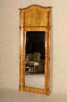 Spiegel, deutsch, um 1860, Korpus Weichholz, Kirschbaumfurnier, z.T. gespiegelt, Kopf geschwungen, oben 4-fach getreppt, altes Spiegelglas, ca. ...