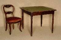 Spieltisch, sÜddeutsch, um 1810/20, dickes Nußbaumfurnier, Beine Buche massiv, Drechselarbeit, stiltypisch, Balusterabschluß, Furnier ...