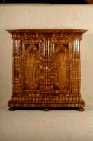 Wellenschrank, sÜddeutsch/Frankfurt, um 1750/60, Korpus Weichholz, Wurzelnußfurnier gespiegelt verlegt, sehr lebhaft, Inlets einfach getreppt ...