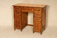 Kleiner Schreibtisch, deutsch, um 1920, Weichholz (Pitchpine), sieben SchÜbe, 2-tÜrige StaufÄcher, Arbeitsplatte Leder, diese nachtrÄglich ...