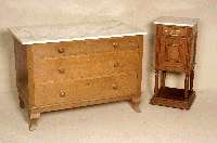 Nachttisch, Belgien, um 1920, Eiche massiv, ein Schub und ein aufklappbares Staufach, 4 gedrechselte SÄulen, Rillendekor, weiße Marmorplatte, ...