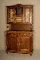 Buffetschrank, deutsch, um 1910, Jugendstil, Eiche massiv und Weichholz, Oberteil dreitÜrig verglast, ein Staufach mit gedrechselten SÄu- len, ...