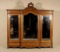 Großer Spiegelschrank, Frankreich, um 1880, Eiche massiv und Weichholz, Louis-Philippe, Kopfteil geschwungene Form mit aufwendiger ...