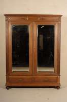 Kleiderschrank, deutsch, um 1920, Eiche massiv, 2-tÜrig mit facettierten Spiegeln, Sockel mit 2 SchÜben, geschnitzte Applikationen im Kopfteil, ...