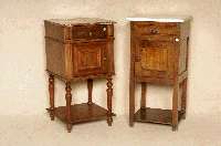 Nachttisch, deutsch, um 1920, Nußbaum massiv und furniert, ein Schub und ein Staufach, 4 gedrechselte SÄulen, Rillendekor, rot-weiße ...