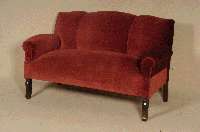 2-sitzer Sofa, deutsch, 20/30er Jahre, mit sehr gepflegtem rotem Mohairstoff, StÜtzbeine in Eiche, dunkel gebeizt, ArmstÜtzlehnen seitlich ...