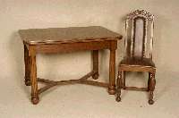 Tisch und 4 StÜhle, deutsch, um 1910, Eiche massiv, Eichefurnier, StÜhle mit floral beschnitzter Hochlehne, Stuhlbeine gedrechselte Form mit ...