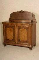 Kleine Anrichte, deutsch, um 1920, Eiche massiv, Eichefurnier, 2-tÜrig mit hellem Wurzelholzfurnierbild, dezente Schnitzereien an den TÜren, ...