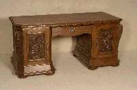 Schreibtisch, deutsch, um 1900, Eiche massiv, Eichefurnier, 2 TÜren mit aufwendiger floraler Schnitzerei in den Inlets, ein Schub geschwungene ...