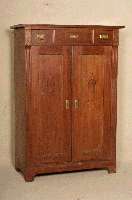 Vertiko, deutsch, um 1910, Jugendstil, Weichholz rÖtlich gebeizt, 2-tÜrig mit deko- rativer Einlegearbeit, 3 EinlegebÖden, eine Kopfschublade, ...