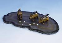 3 HÄngebauchschweinchen aus Tigerauge auf Achatplatte, geschnitten und geschliffen, bes. mit 6 kl. Zuchtperlen, sprichwÖrtliche Umsetzung: ...