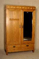 Kleider- bzw. WÄscheschrank, deutsch, um 1902/06, Korpus Buche und Weichholz, Eichefurnier, z.T. gespiegelt, sparsame Perlmutt- und ...