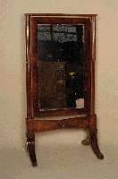 Schwenkspiegel, deutsch/wohl Dresden, um 1830/40, Korpus Weichholz, Mahagoni massiv, Mahagonifurnier, SÄulen gerieft, aufgesetzte Rosette, Fuß ...