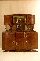 Buffetschrank, Frankreich, um 1920, ArtDeco, Korpus Weichholz, Nußbaum massiv, Nußbaum- bzw. Wurzelnußfurnier, Ecken geschnitzt mit dezentem ...