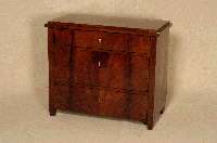 Kommode, deutsch, um 1860, SpÄtbiedermeier, Korpus Weichholz, Mahgoni- bzw. Pyramidenmahagonifurnier, z.T. doppelt gespiegelt, 3-schÜbig, ...