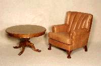 Couchtisch, Italien, um 1960, Louis-Philippe -Stil, Korpus Weichholz, Wurzelnußfurnier, runde Form, gebogene Zarge, balusterfÖrmiger Fuß aus dem ...
