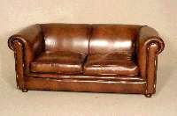 2-sitzer Sofa, wohl England, im Stil von 1920/30, signiert Bendix, Leder von sehr guter QualitÄt, leichte Gebrauchsspuren, ca. 80x185x90 cm, Sh. ...
