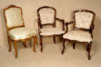 2 Armlehnsessel, Frankreich, um 1910, Louis-XV-Stil, Gestell Buche massiv, nußbaumfarbig, Beine und RÜckenlehne kanneliert, BekrÖnung mit ...