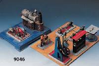 5 Antreibsmodelle, 50er/60er Jahre, meist Wilesco, darunter 2 Transmissionen, bespielt, dazu eine Dampfmaschine, keine Marke (?), ebenfalls ...