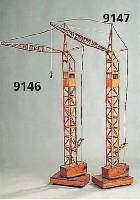 Großer Holzkran, wohl Modellbaukasten u. Ei- genbau 30/40er J., RÄder gemarkt MÄrklin, wohl Weichholz u. Mahagoni, zwei Achsen, aufgebaut, ...