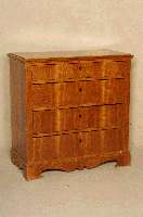 SpÄtbiedermeierkommode, deutsch, um 1860/70, 4-schÜbig, Korpus Weichholz, kaukasisch Nußbaumfurnier, doppelt bzw. 3-fach gespiegelt , Fußleiste ...