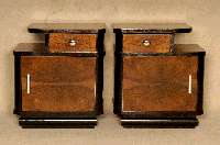 Paar ArtDeco-BeistellschrÄnke, Frankreich, um 1920, kaukasischer Nußbaum gespiegelt furniert, partiell schwarz abgesetzt, links- und ...