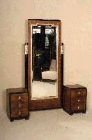 Bonheur du jour, Frankreich, um 1920, Nußbaumwurzel gespiegelt furniert, zum Teil ebonisiert, links und rechts je drei Schubladen mit ...