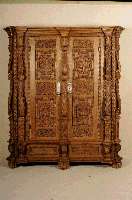 Spaltschrank, deutsch/wohl WÜrzburg, um 1680/1730, Korpus Weichholz, Eiche massiv, im sogenannten Grottenstil, aufgelegte Schnitzereien aus dem ...