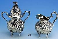 Zuckerdose und Sahnegießer, wohl Mexiko, 900er Silber, goudroniert, Innenvergoldung, vegetabile DeckelbekrÖnung, je 4 FÜße, total ca. 680 g
