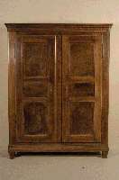 SpÄtbiedermeierschrank, deutsch/Pfalz, um 1835/40, Front und Seiten auf Rahmen gearbeitet, Korpus z.T. Weichholz, Rahmen Nußbaum massiv, Inlets ...