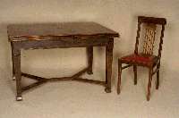 Tisch mit 6 StÜhlen, deutsch, um 1904/06, Tisch Korpus Weichholz, Eiche massiv, Eichefurnier, Rillenverzierung, Tischplatte doppelt ausziehbar, ...