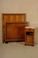 Doppelbett, deutsch, um 1906/08, wohl Eckel Kaiserslautern, Korpus Weichholz/Hartholz, Ahornfurnier auf Kirschbaum gebeizt, auf Rahmen gearbeitet, ...