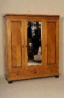 Kleiderschrank, deutsch, um 1904/08, Jugend- bzw. Biedermeierstil, Korpus Hartholz, komplett auf Rahmen gearbeitet, Ahornfurnier auf Kirschbaum ...