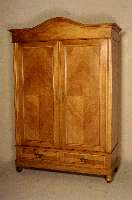 Kleiderschrank, deutsch, um 1890/1900, GrÜnderzeit, Front auf Rahmen gearbeitet, Korpus Weichholz, Nußbaum massiv, Nußbaumfurnier, 4-fach ...