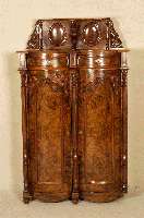 Vertiko, sÜddeutsch, um 1845/55, starker Einfluß des 2. Barock, Korpus Weichholz, Wurzelnußfurnier gespiegelt verlegt, aufgesetzte ...