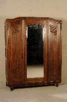 Kleiderschrank, deutsch, um 1920, ArtDeco, Eiche massiv, 3-tÜrig, große MitteltÜr mit facettiertem Spiegelglas, dezente florale Schnitzerei an ...