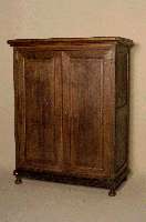 Kleider- bzw. WÄscheschrank, deutsch, um 1920 , Eiche massiv, 2-tÜrig, Inlets in kassettierter Form, mehfach gestufte Kranzleiste, KugelfÜße, ...