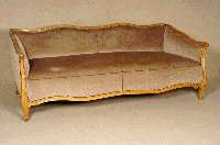 Sofa, deutsch, um 1960/70, Nußbaum massiv, 3 sitzig, mit braunem Mohairstoff, Bezug und Polsterung, in gebrÄuchlichem Zustand, Rahmenprofil in ...