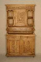 Buffetschrank, Belgien, um 1900, Eiche massiv, Holz im naturbelassenem Zustand, Oberteil mit vielfÄlltiger Schnitzerei, Rocaillen und Medaillon, ...