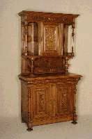 Buffetschrank, Frankreich, um 1890, Eiche massiv, Oberteil eintÜrig mit seitlichen Dekorationsebenen, reichhaltige florale Schnitzerei aus dem ...