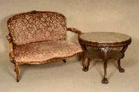 Beistelltisch, deutsch, um 1920, Eiche massiv, geschwungene Beine mit TatzenfÜßen, rundes umlaufendes Schnitzmuster, profilierte Schnitzarbeit ...