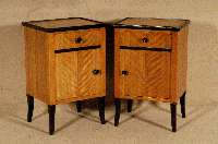 Paar BeistellschrÄnke, Österreich, um 1935. PfeilerschrÄnkchen im Biedermeierstil, Birnbaum massiv und gespiegelt furniert, partiell schwarz ...