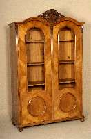 WÄsche- bzw. Vielzweckschrank, mitteldeutsch, um 1860, Korpus Weichholz, Wurzelnußfurnier, gespiegelt verlegt, abgeplattete Ecken, aufgesetzte ...