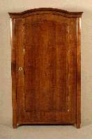 Schrank, wohl deutsch, um 1860, Kirschholzfurnier, alte rotbraune Politur, eintÜrig, SchlÜssel schließt nicht, Alters- und GebrauchsschÄden, ...