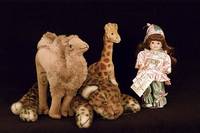 Konvolut aus 6 Steiff-Tieren, ab 1960, Leopard, liegend, mit Knopf und Fahne; Giraffe , mit Knopf ohne Fahne; Elch Moosy ohne Knopf Fahne, Geweihe ...
