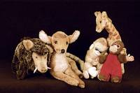Konvolut aus 5 Steiff-Tieren, ab 1960, Rehkitz, liegend, mit Knopf und Resten der Fahne; Spielpferd Ferdy, mit Knopf und Fahne, ohne ZÜgel; ...
