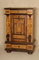 kleiner Fassadenschrank, sÜddeutsch, um 1870 , nach dem Vorbild von 1580/1620, Korpus Weichholz, Wurzelnuß- bzw. Bergahornfurnier gespiegelt, ...