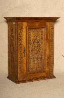 HÄnge- bzw. Medizinschrank, sÜddeutsch/wohl Elsaß, um 1880/90, Korpus Weichholz, Buche massiv, Flachschnitzerei aus dem Vollholz, sogenannte ...